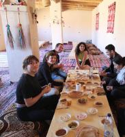 Un grupo de personas sentadas alrededor de una mesa comiendo en Cafour House Siwa - Hot Spring, en Siwa