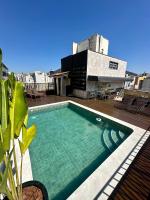 una piscina en la azotea de un edificio en César Park Hotel, en Juiz de Fora