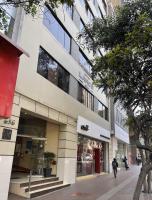 Un edificio con gente caminando frente a él. en Suites Larco 656 Miraflores Lima, en Lima