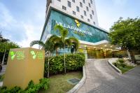 un edificio con un cartel delante en Villa Park Hotel Recife, en Recife