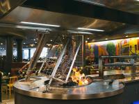 un restaurante con una hoguera en el medio en Stamford Plaza Sydney Airport Hotel & Conference Centre, en Sídney