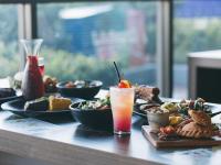 una mesa con platos de comida y bebida en Stamford Plaza Sydney Airport Hotel & Conference Centre, en Sídney