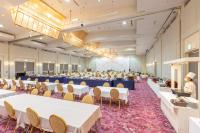 una grande sala per banchetti con tavoli e sedie di KAMENOI HOTEL Aomori Makado a Noheji