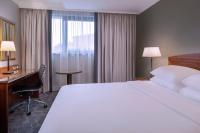 Delta Hotels by Marriott Liverpool City Centreにあるベッド