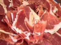 um close de um pedaço de bacon em Hacienda el Tarajal em Priego de Córdoba