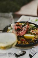 um prato de alimentos com carne e legumes sobre uma mesa em Hacienda el Tarajal em Priego de Córdoba