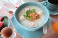 un tazón de sopa en un plato en una mesa en Anda Ramkhamhaeng By St James Hotel, en Bangkok