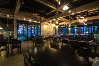 ナコンパノムにあるザ リバー ホテルのテーブルと椅子と窓のあるダイニングルーム