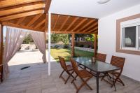 Patio alebo iná vonkajšia časť ubytovania Searock Stegna Villa