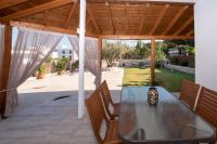 Patio alebo iná vonkajšia časť ubytovania Searock Stegna Villa