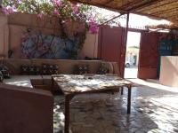 a table in the middle of a patio with some flowers at "Par 4 Chemins" - Atypical stopover in Nouakchott