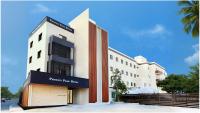Un edificio con un cartel que dice Premier Bus Inn. en Phoenix Park Hotel, en Nago