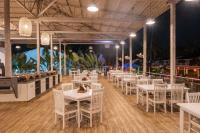 Un restaurante u otro lugar para comer en Foxoso La Beach Resort & Spa