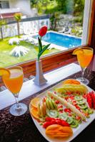 ターマルにあるGreen Moringa Termal Hotelの一皿とオレンジジュース二杯