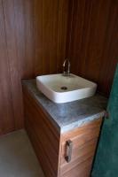 baño con lavabo blanco en la encimera en Eco Vibe Resort, en Rattota