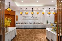 ein Restaurant mit orangefarbenen Lichtern an der Wand in der Unterkunft Beijing Feitian Hotel in Peking