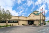 un edificio con dos banderas americanas delante de él en Quality Inn &amp; Suites Monroe, en Monroe