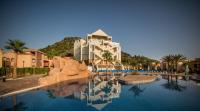 un complejo con piscina frente a un edificio en Ona Lomas Village - La Manga Club, en La Manga del Mar Menor