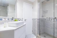 A bathroom at Apartment in beachfront complex in El Duque area, Costa Adeje