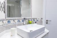 A bathroom at Apartment in beachfront complex in El Duque area, Costa Adeje