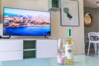 Apartment in beachfront complex in El Duque area, Costa Adeje italokat is kínál
