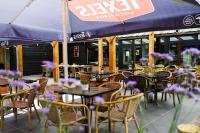 Restaurace v ubytování Gezellig vakantiechalet in bosrijke omgeving op de Veluwe