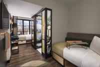 Moxy NYC East Villageにあるベッド