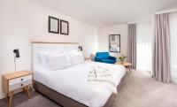 Precise Resort Marina Wolfsbruch - Familienapartments में एक कमरे में एक या कई बेड