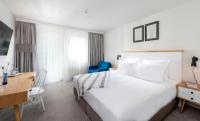Precise Resort Marina Wolfsbruch - Familienapartments में एक कमरे में एक या कई बेड