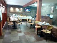 een eetkamer met tafels en stoelen in een restaurant bij Pousada Santo Antônio in Bento Gonçalves