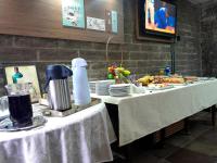 een tafel met twee tafels met eten erop bij Pousada Santo Antônio in Bento Gonçalves