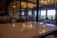 une table dans un restaurant avec des personnes assises à table dans l'établissement Oglebay Resort, à Wheeling