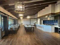 une grande chambre avec des tables et des chaises dans une cuisine dans l'établissement Oglebay Resort, à Wheeling