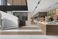 eine Lobby eines Gebäudes mit einer Treppe in der Unterkunft Courtyard by Marriott Bangkok Suvarnabhumi Airport in Lat Krabang