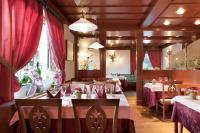 Reštaurácia alebo iné gastronomické zariadenie v ubytovaní Hotel Haus Michaela