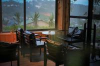 Una mesa y sillas en una habitación con ventana. en Villa Hotel Rung Thong Da Lat, en Xuan An