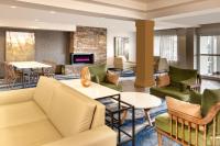 Una sala de estar con muebles y chimenea. en Fairfield Inn &amp; Suites by Marriott Toronto Brampton, en Brampton
