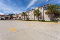 Un estacionamiento vacío frente a un hotel en Microtel Inn and Suites by Wyndham - Lady Lake&#47; The Villages, en The Villages