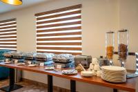 een tafel met borden en borden erop bij Kumbanad Heritage Hotel in Vennikulam