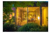 a group of people sitting at a table behind a window at Hotel Restaurant Vous lé Vous in Hasselt