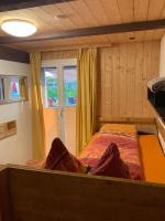 Postel nebo postele na pokoji v ubytování Klewenalp Ausflugs-Ski-Pistenhotel Klewenstock