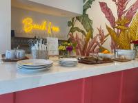 un comptoir avec des assiettes et des ustensiles sur le dessus dans l'établissement Island Cottage Inn, à Flagler Beach