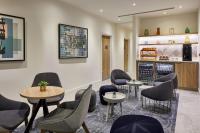 Courtyard by Marriott London City Airportにあるシーティングエリア