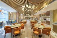 um restaurante com tectos e mesas e cadeiras de madeira em Holiday Inn Shenzhen Nanshan by IHG em Shenzhen