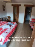 Łóżko lub łóżka w pokoju w obiekcie chambre d'hôtes nos racines (chez Muriel et Philippe)