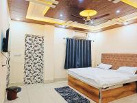 Un dormitorio con una cama y un techo. en The Royal Sahdeo Venue, en Gaya