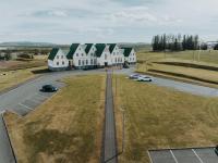 una vista aérea de una fila de casas blancas en Héradsskólinn Historic Guesthouse, en Laugarvatn