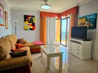 TV a/nebo společenská místnost v ubytování Sunset Ocean Views Los Gigantes by HRTenerife Net