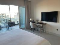 TV a/nebo společenská místnost v ubytování 1 Bedroom apartment suite Address beach marassi