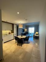 Kuchyň nebo kuchyňský kout v ubytování 1 Bedroom apartment suite Address beach marassi